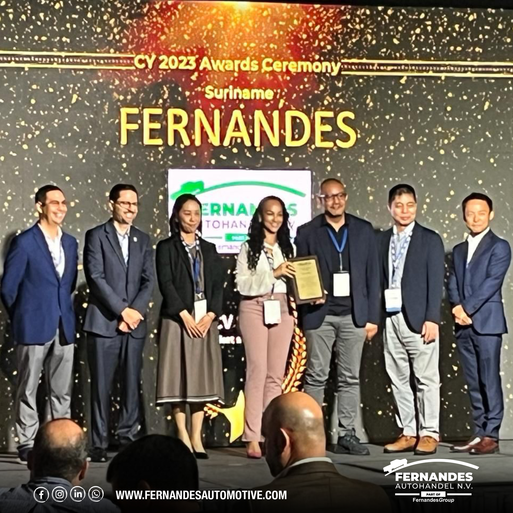 Het team van Fernandes Autohandel die de award in ontvangst neemt.