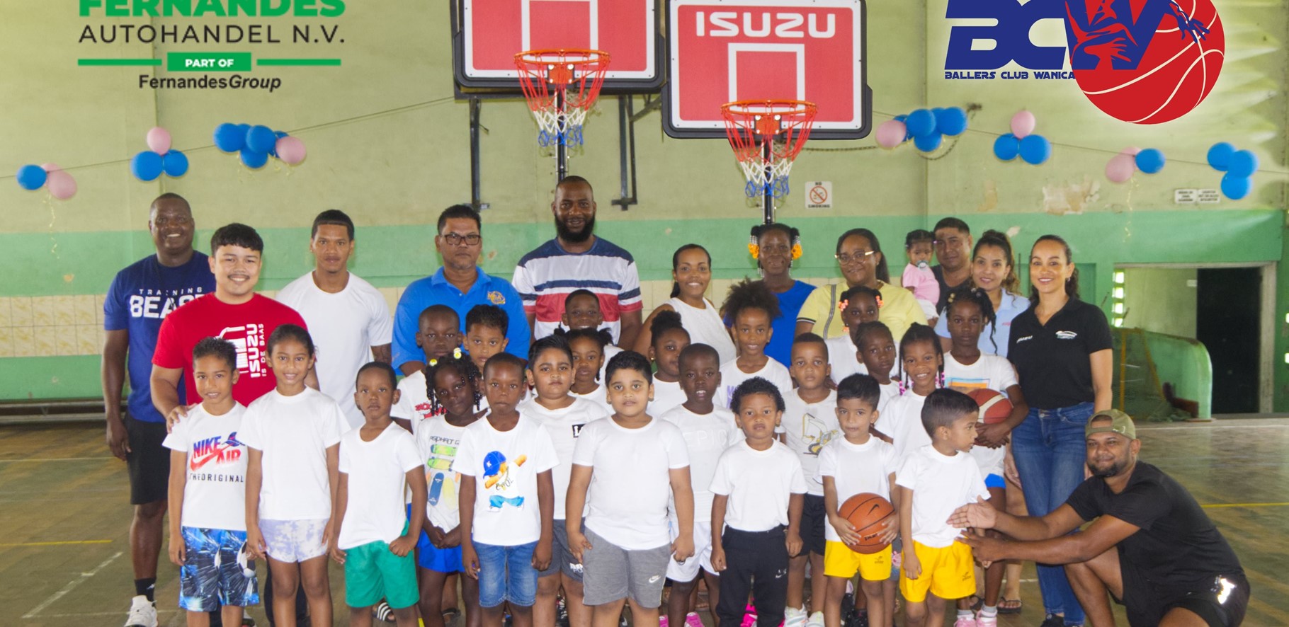 Fernandes Autohandel steunt jeugdontwikkeling met donatie van basketbalbuckets aan Ballerclub Wanica