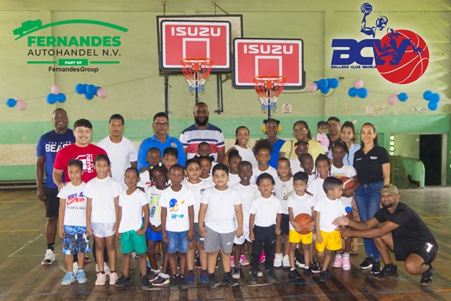 Fernandes Autohandel steunt jeugdontwikkeling met donatie van basketbalbuckets aan Ballerclub Wanica