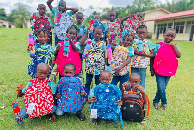 Liefde in actie: Fernandes Autohandel steunt school in het binnenland