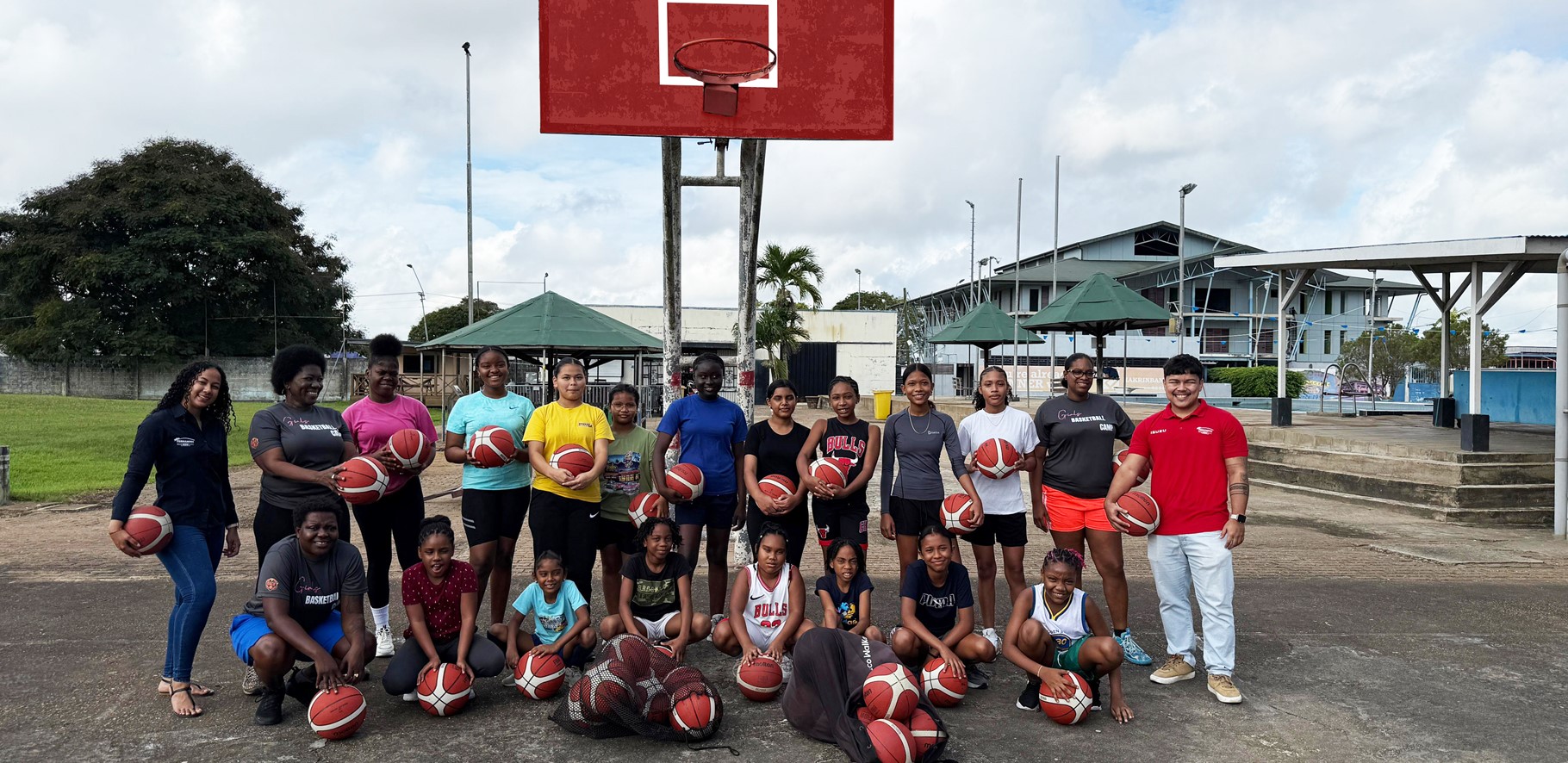 Fernandes Autohandel ondersteunt eerste SBA Meisjesbasketbalkamp met donatie van 50 basketballen