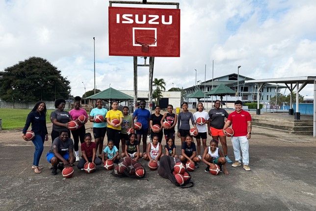 Fernandes Autohandel ondersteunt eerste SBA Meisjesbasketbalkamp met donatie van 50 basketballen